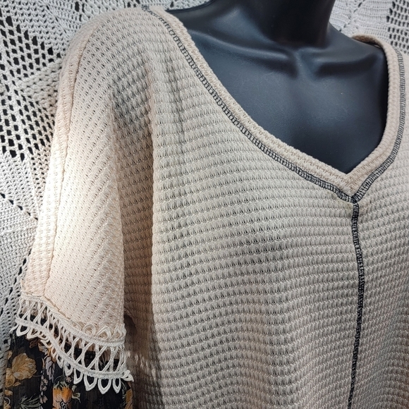 True self size large top with sheer floral sleeves and crochet trim - Picture 6 of 16